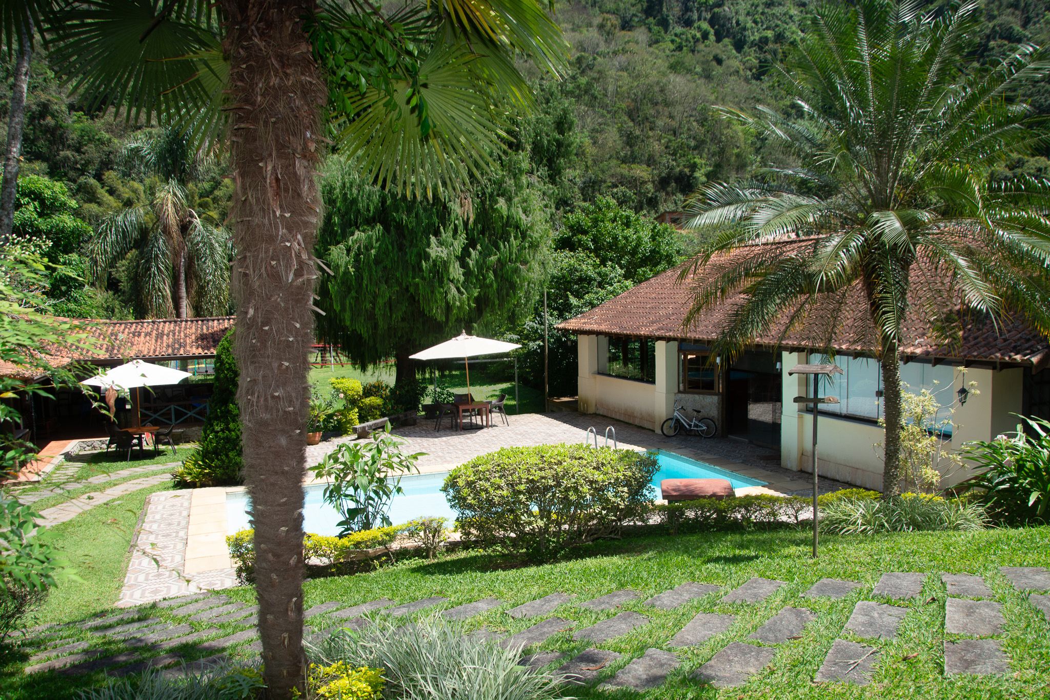 Piscina cercada de jardim